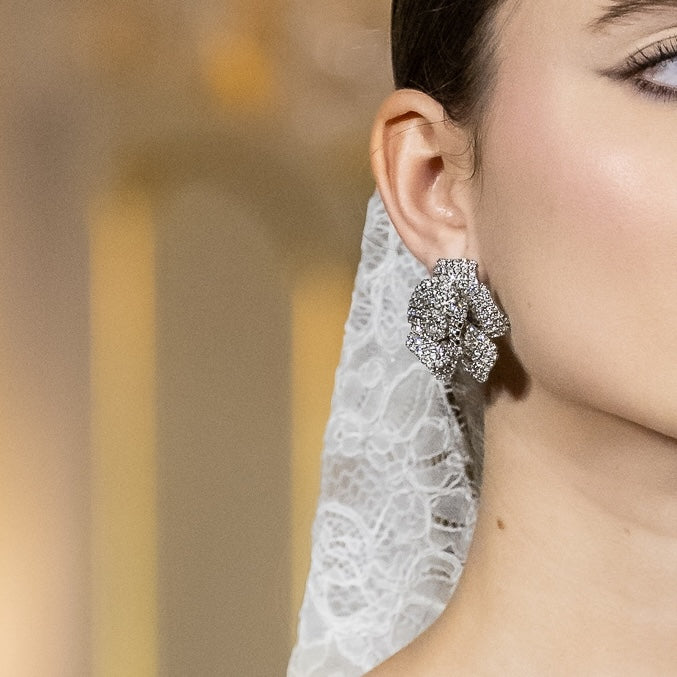 orecchini camelia con swarovski argento indossati con capelli raccolti