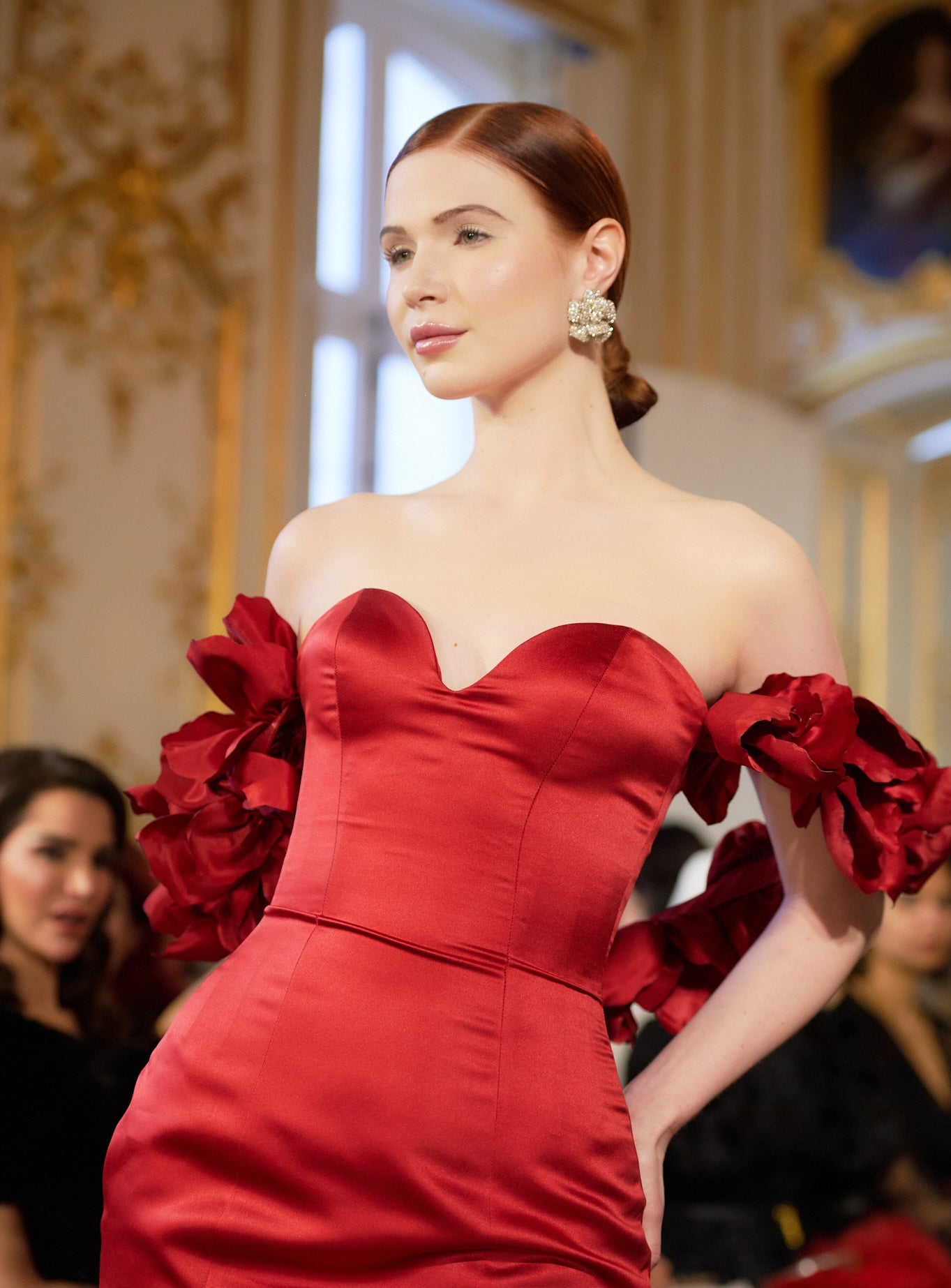 orecchini camelie eleganti luminose indossate in color argento