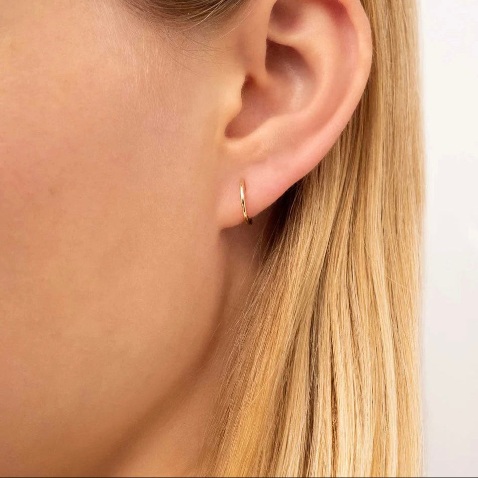 orecchini cerchio sottile oro indossati