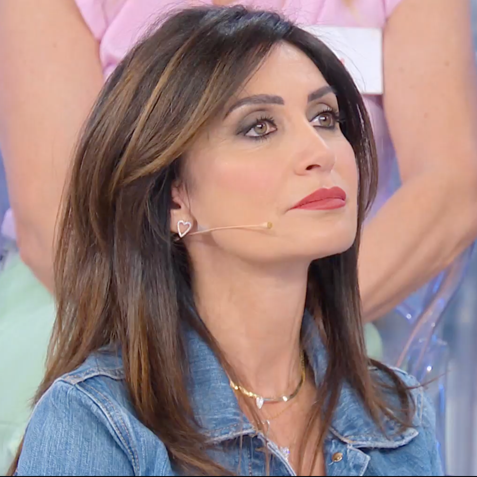 orecchini petit cœur indossati da barbara di uomini e donne con collana Nilo e cuori 