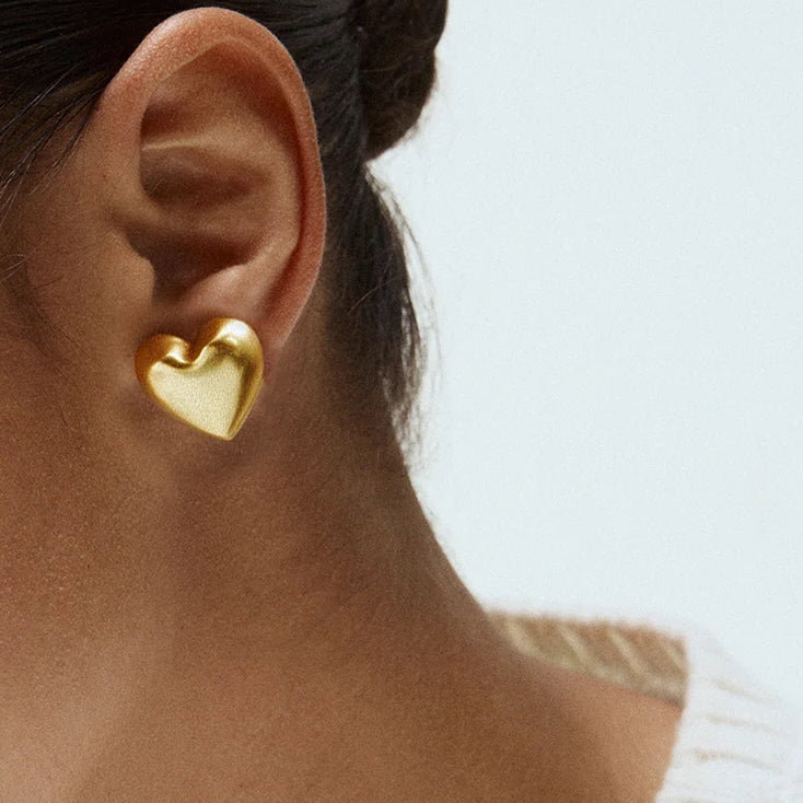 orecchini cuore bombato dorato indossato 