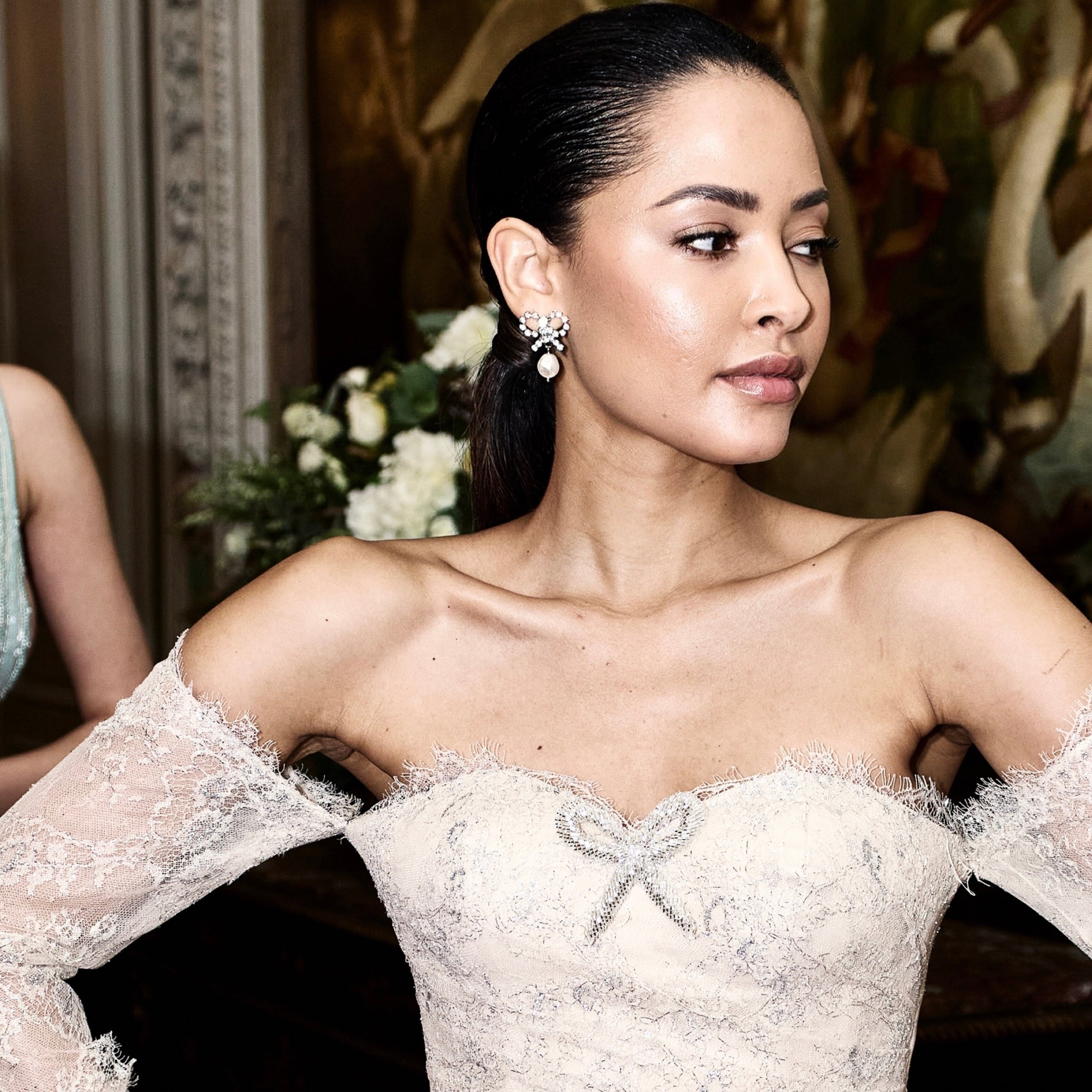 orecchini con fiocco in Swarovski e perla pendente indossati alla Paris Fashion Week