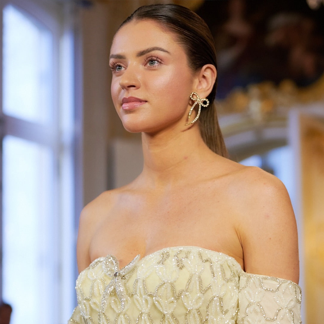 orecchini con fiocco rigido in Swarovski indossati da modella