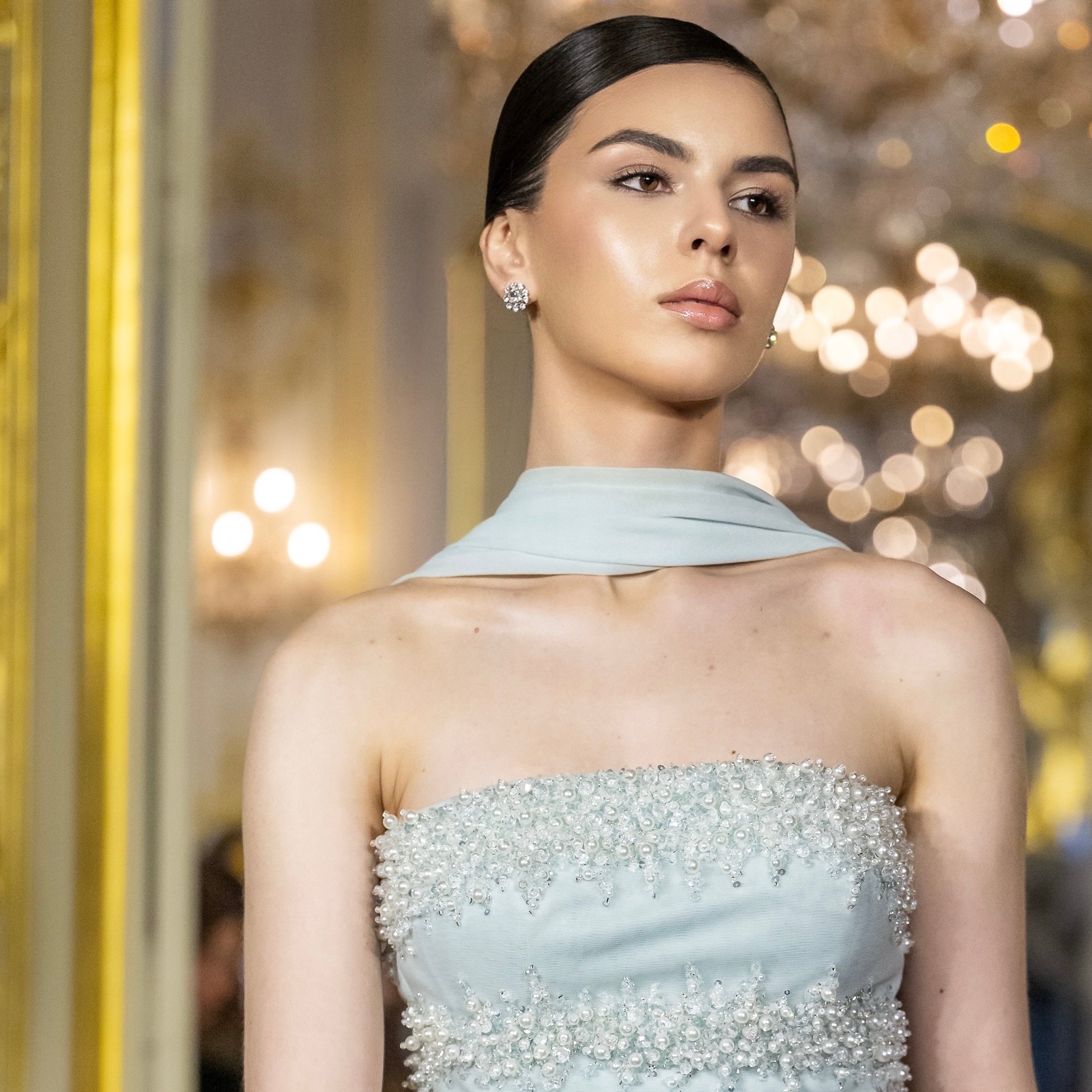 orecchini a lobo con fiore di Swarovski argento luminosi su modella