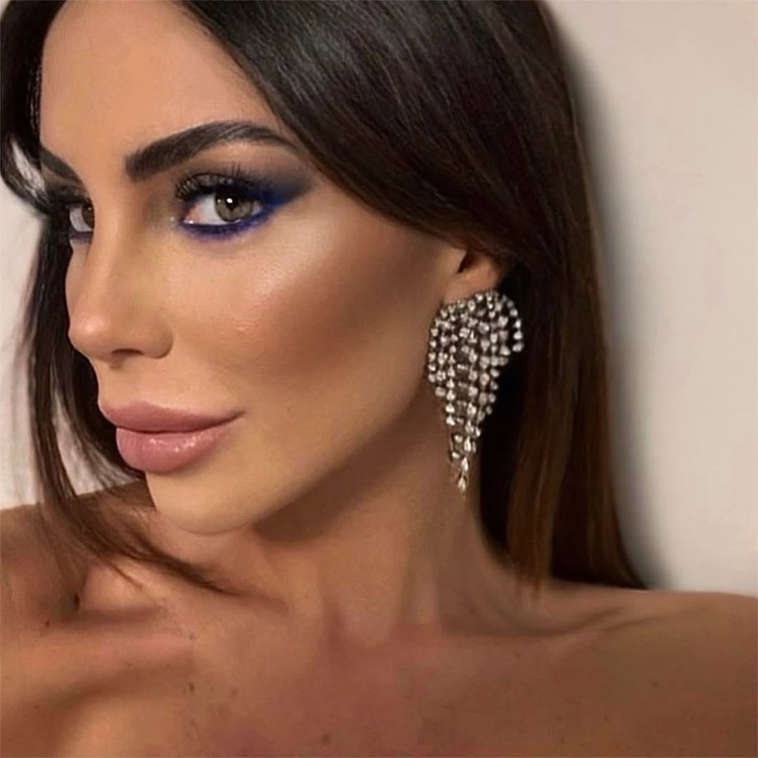 orecchini grandi con swarovski indossati