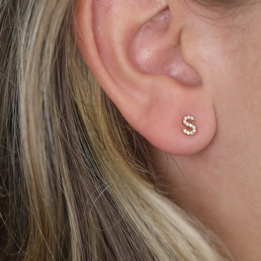 orecchini iniziale indossati