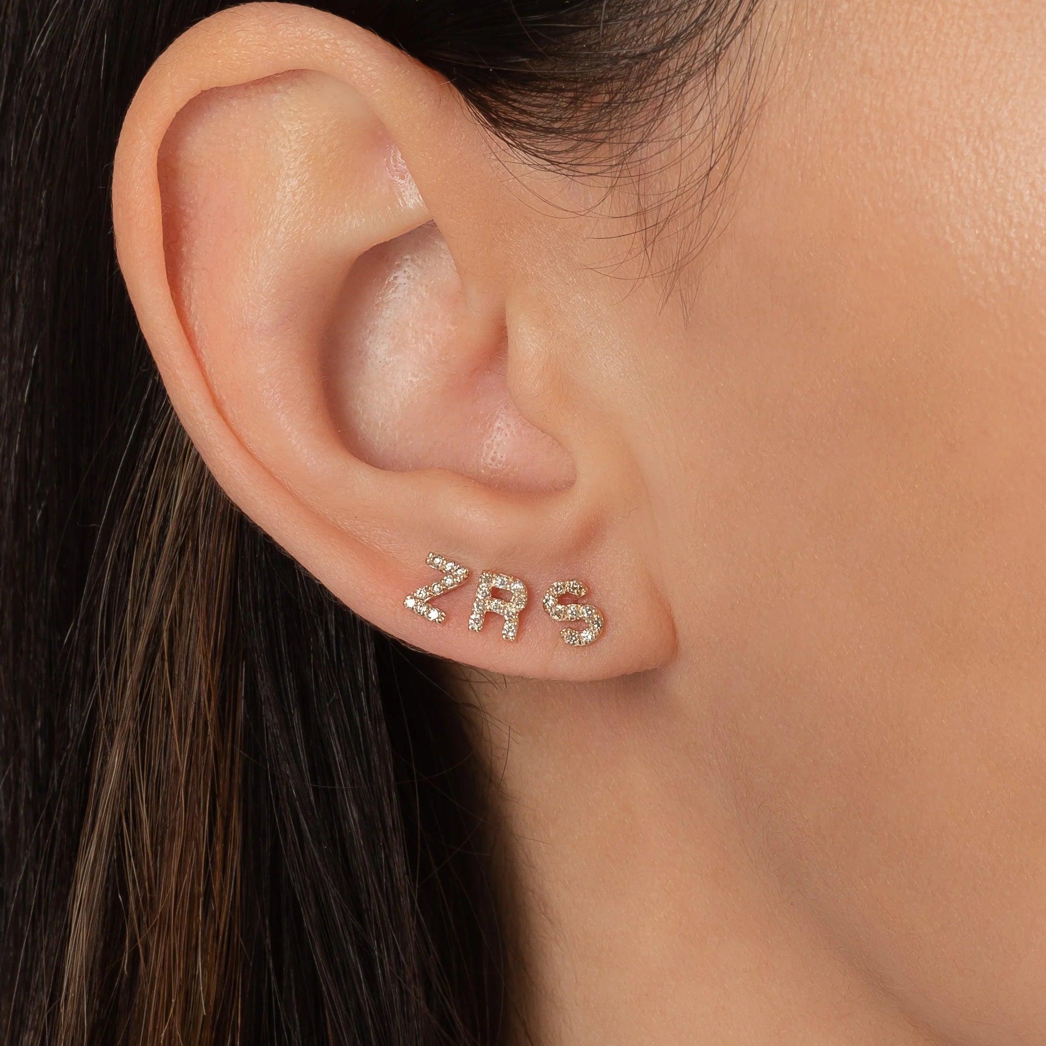 orecchini iniziale in argento 925 con zirconi indossati