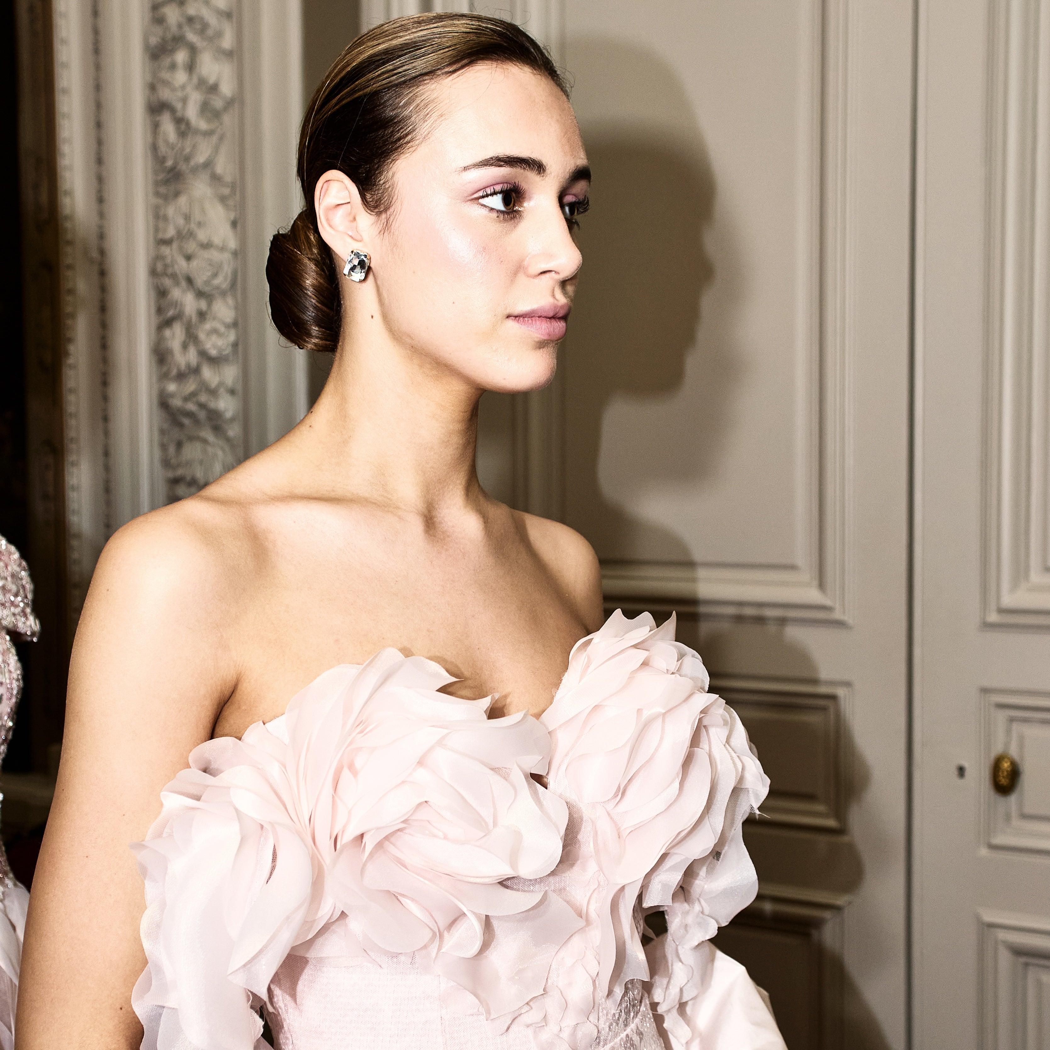 orecchini a lobo in swarovski geometrici indossati con acconciatura raccolta