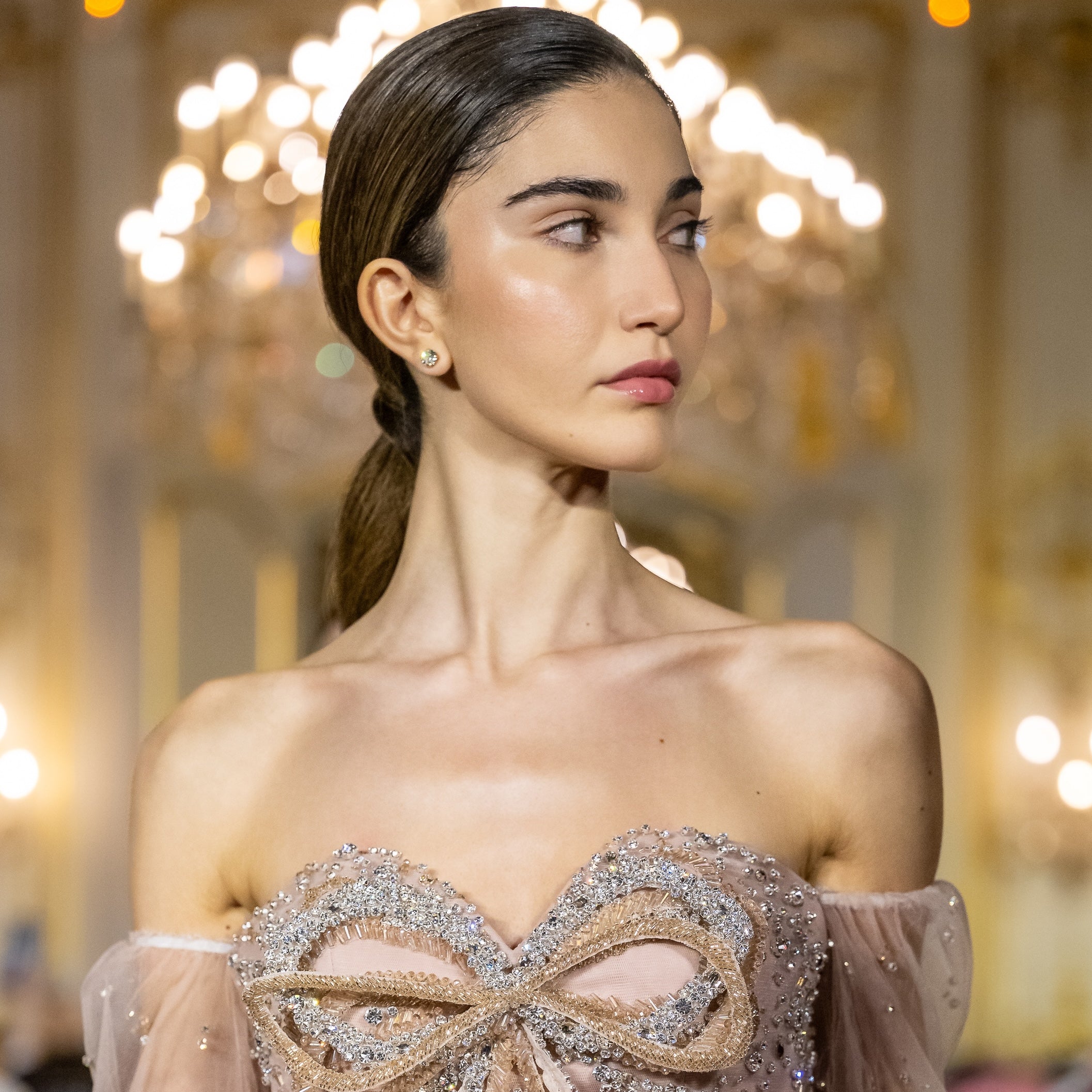 orecchini a lobo luminosi con dettagli in Swarovski indossati 