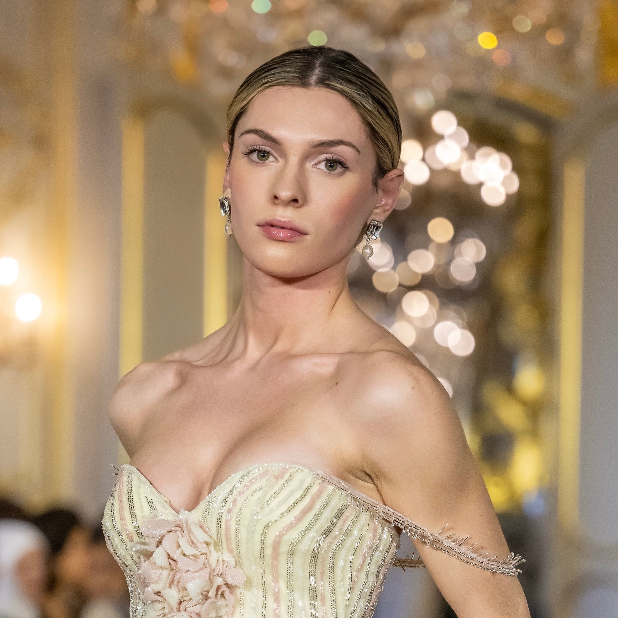 orecchini luminosi a lobo con pietra e perla barocca pendente indossati da modella 