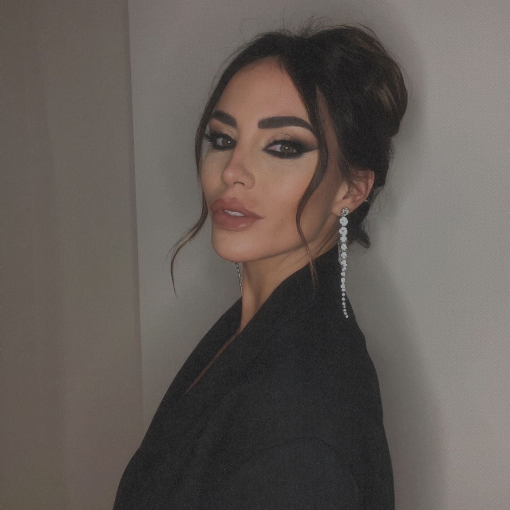 orecchini lunghi swarovski indossati