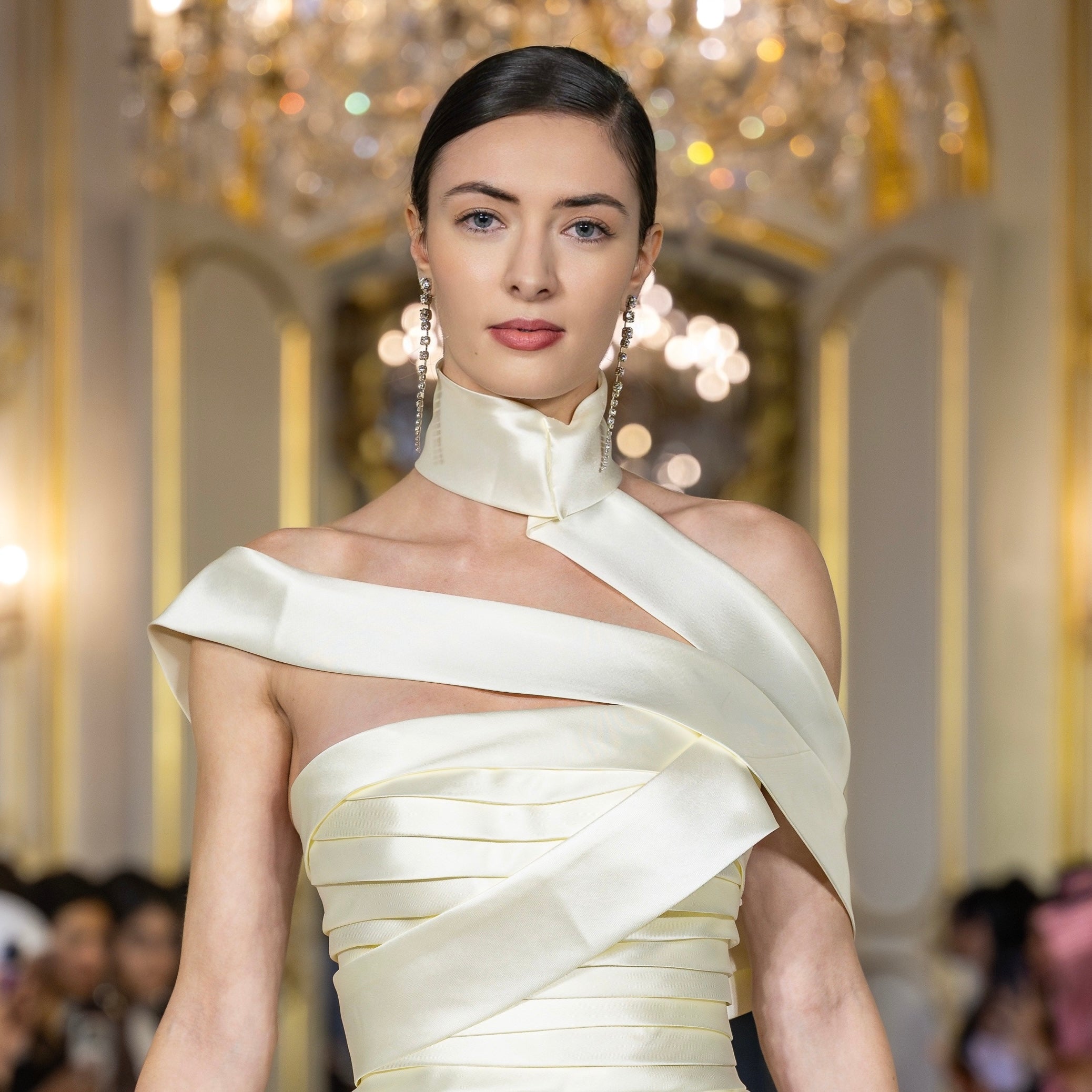 orecchini pendenti lunghi e luminosi con Swarovski 