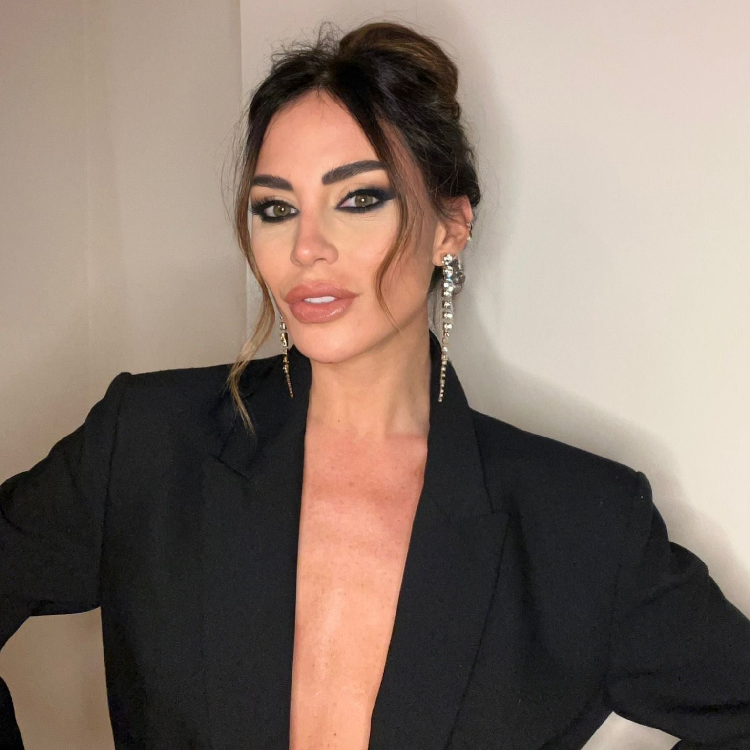 orecchini pendenti con swarovski indossati con capelli raccolti
