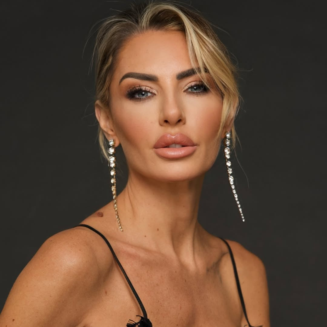 orecchini pendenti con swarovski indossati con capelli raccolti
