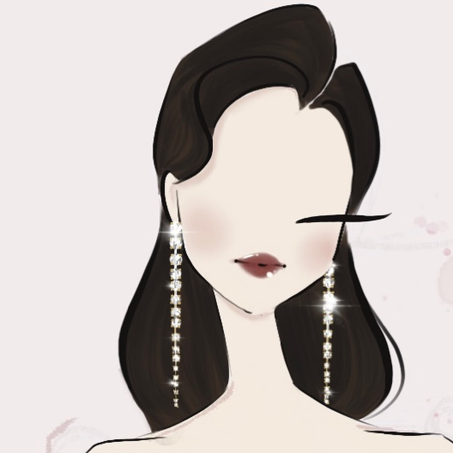 orecchini pendenti con swarovski indossati con capelli raccolti
