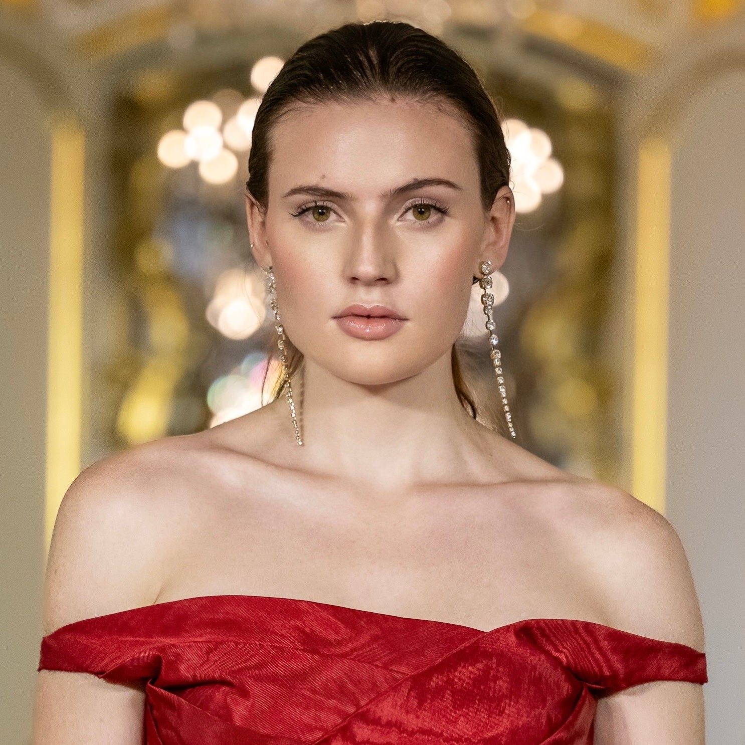 orecchini lunghi pendenti in Swarovski indossati da modella su passerella