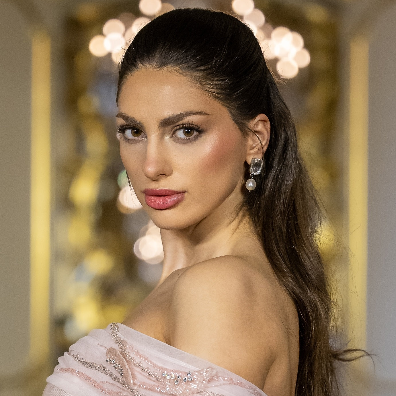 orecchini con perla e pietra geometrica luminosi 