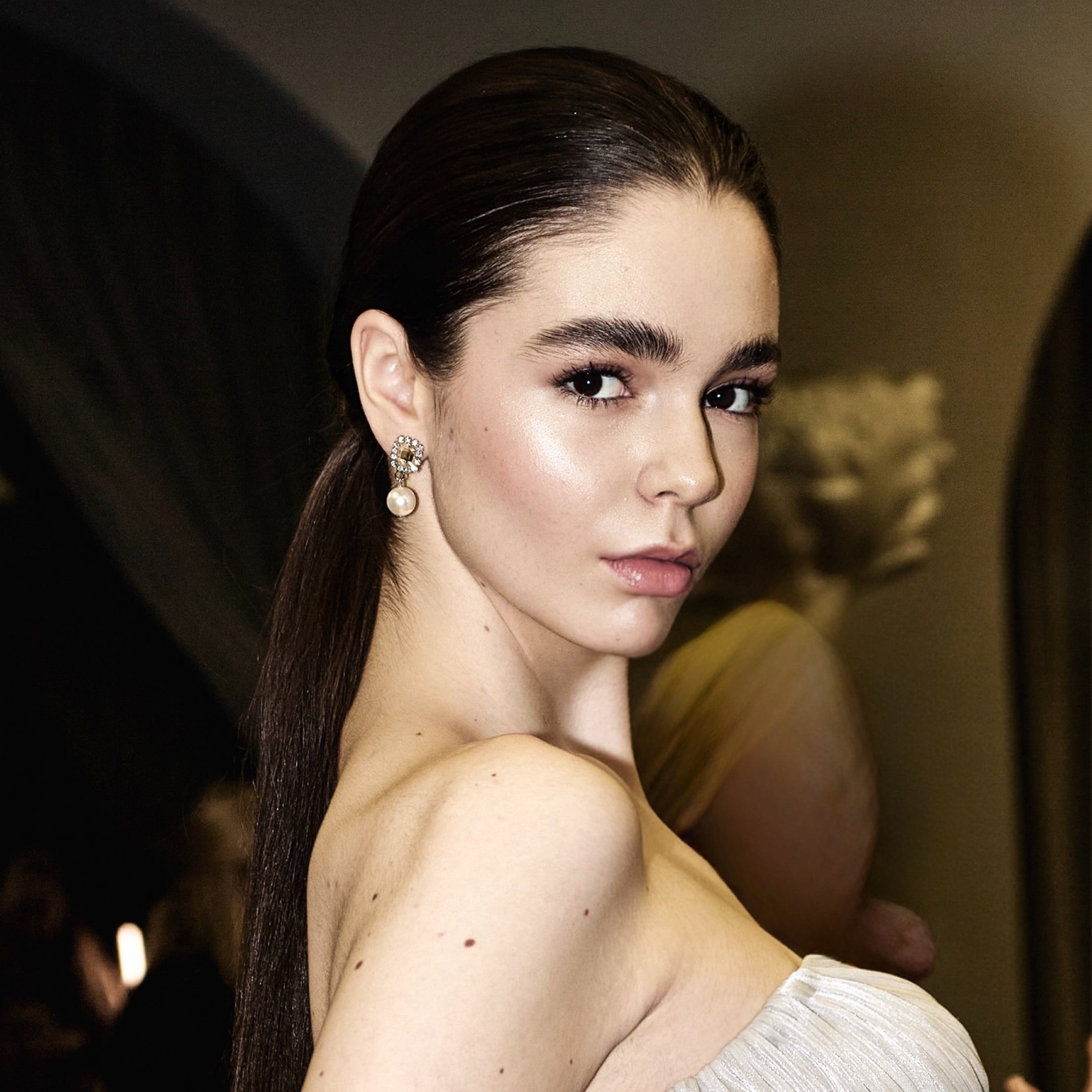 orecchini pendenti con perla e Swarovski indossati da modella