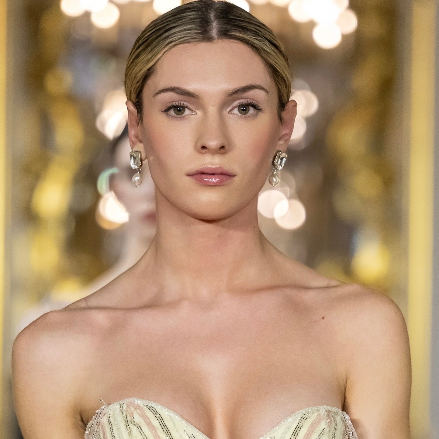 orecchini con luminosa pietra e perla pendente 