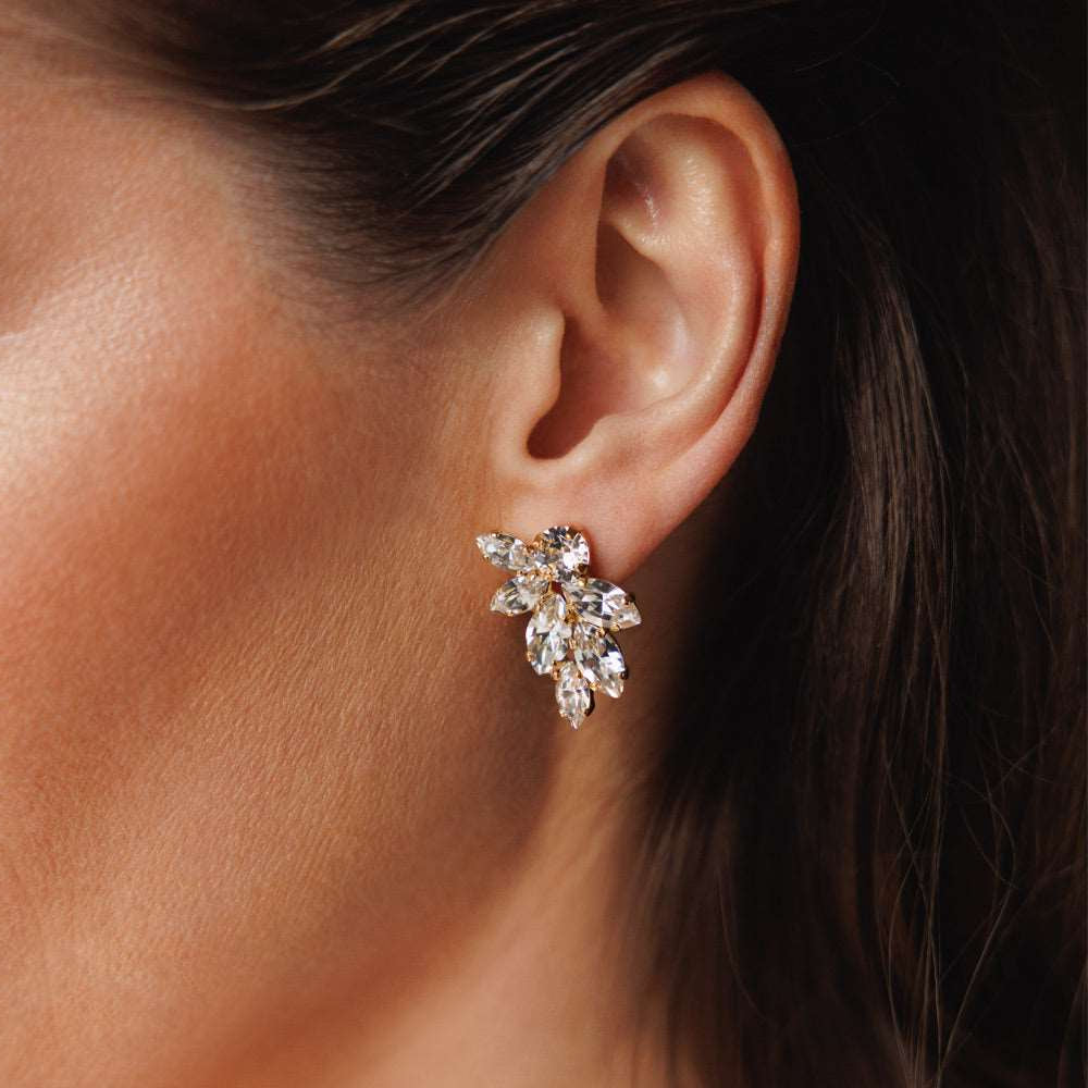 orecchini da sposa con foglie swarovski a lobo indossati
