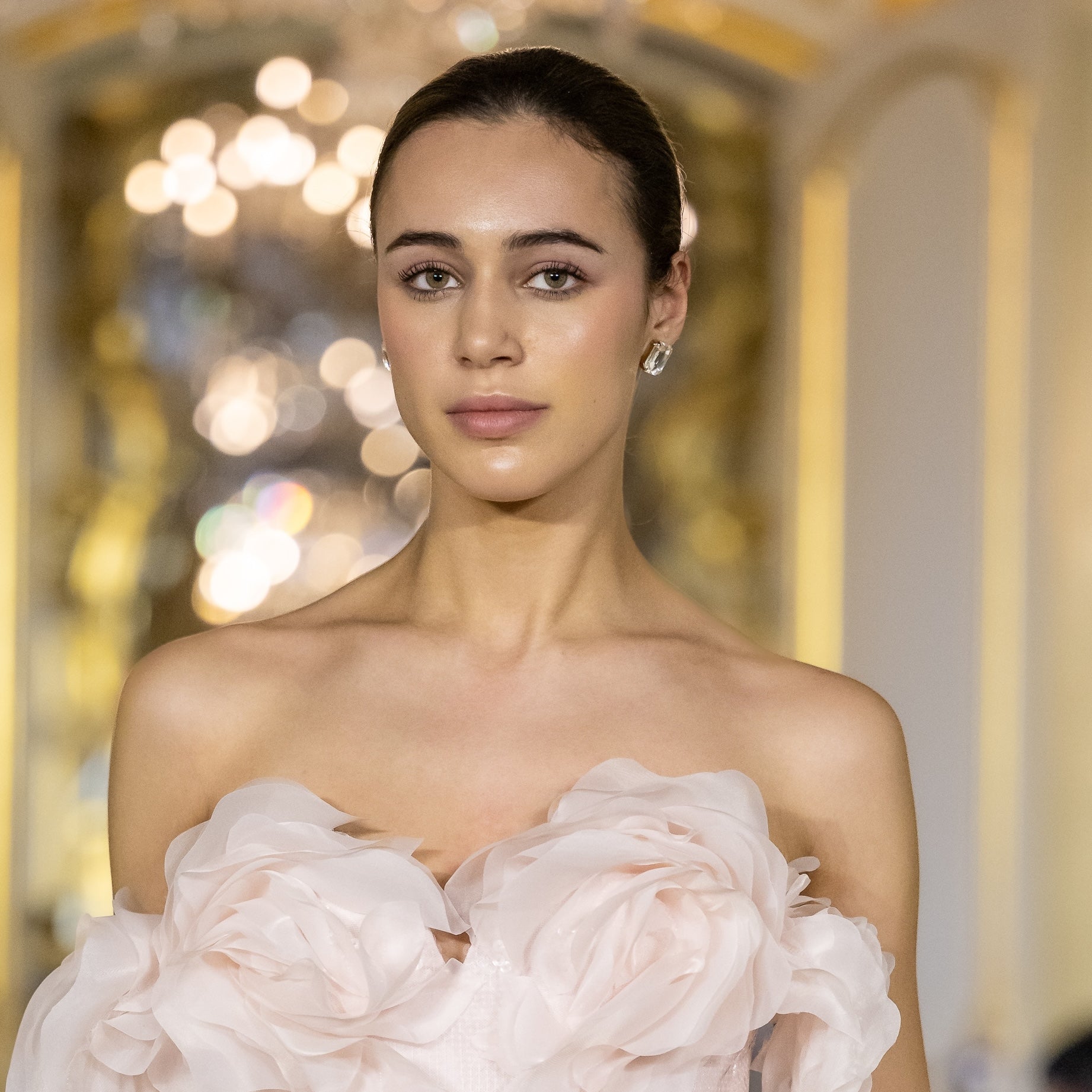 orecchini a lobo sposa con pietra indossati con chignon