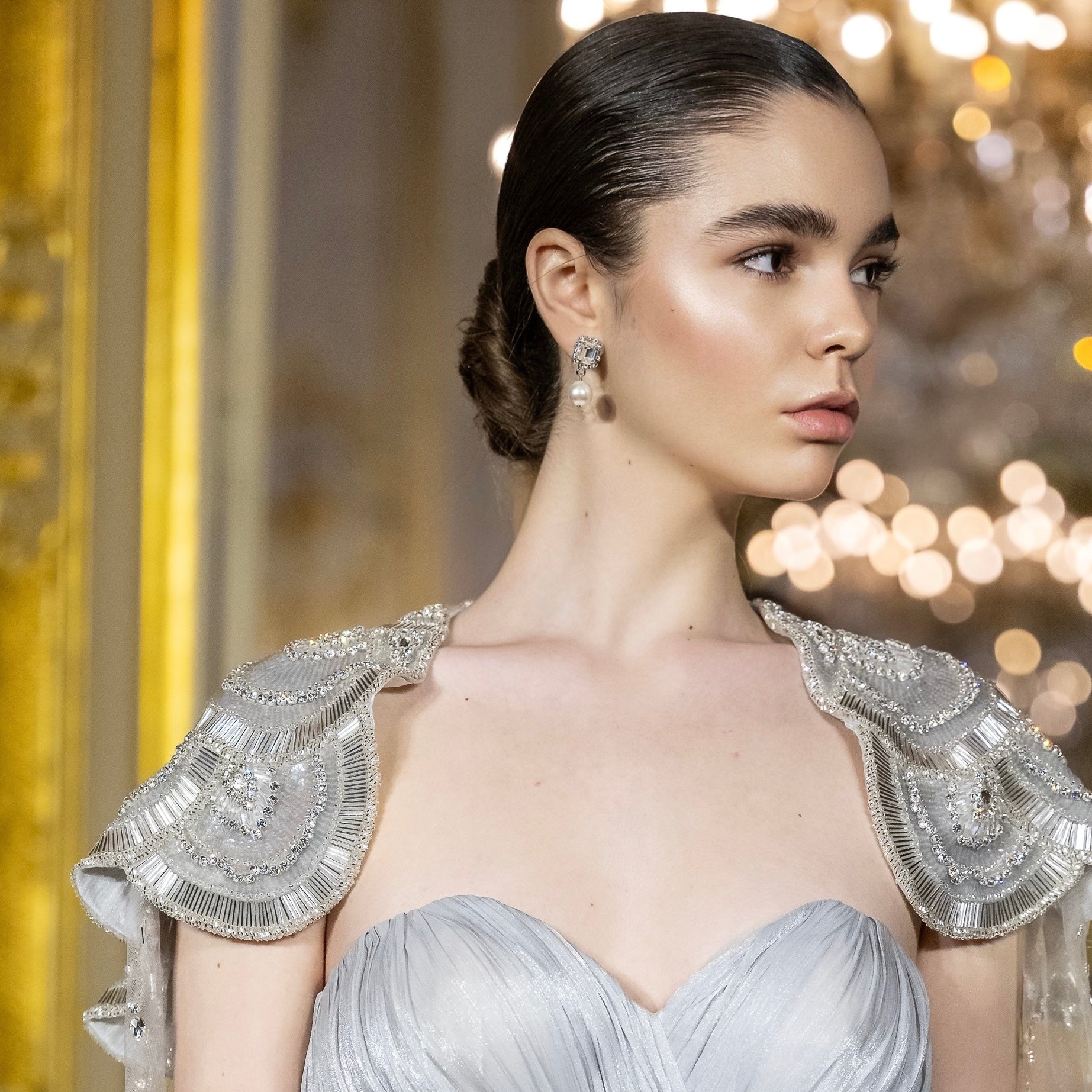 orecchini da sposa con perla e Swarovski indossati con acconciatura raccolta