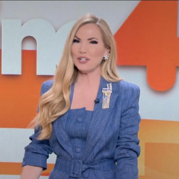 orecchini a forma di stella con swarovski indossati su rete 4