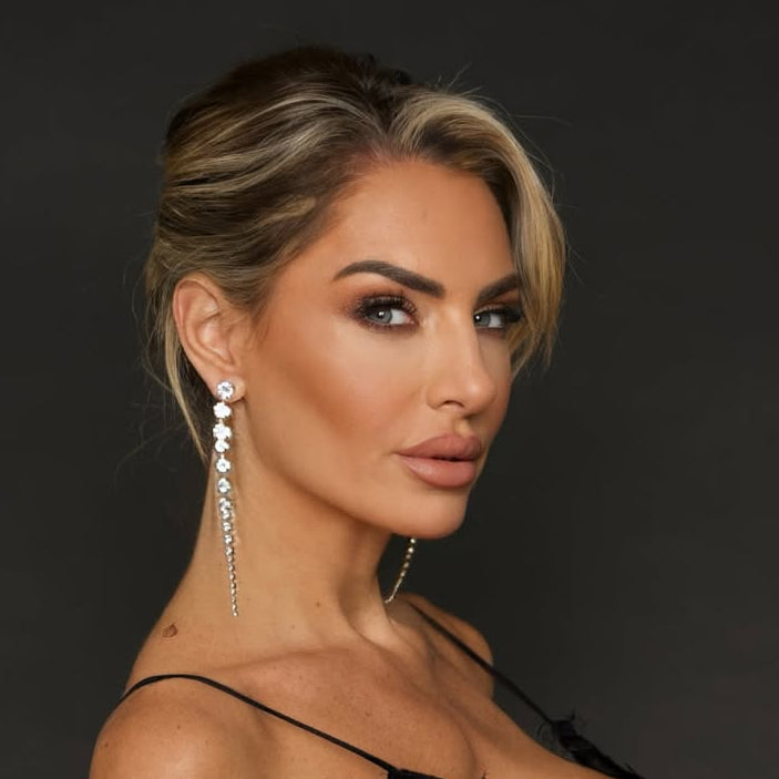 orecchini lunghi swarovski indossati