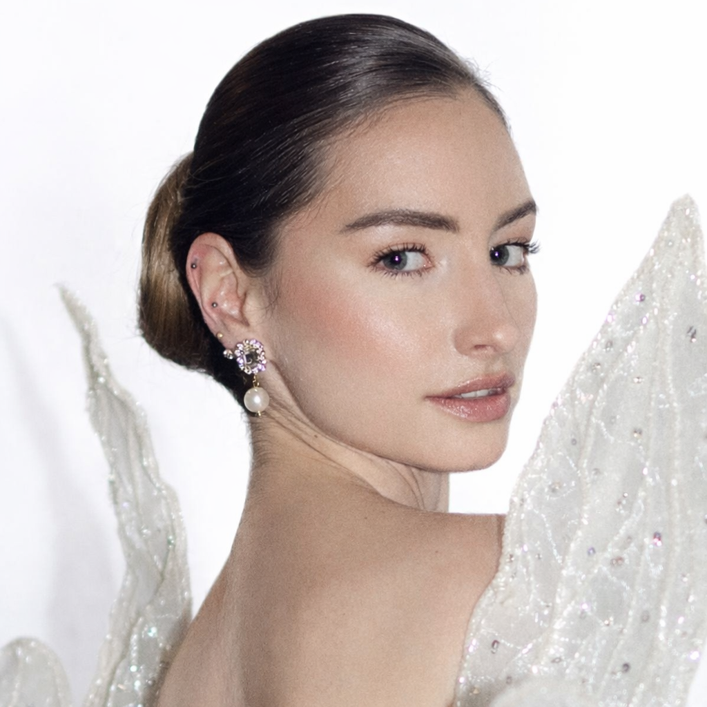 orecchini in swarovski con perla pendente indossati da modella con dettagli bianchi e argento