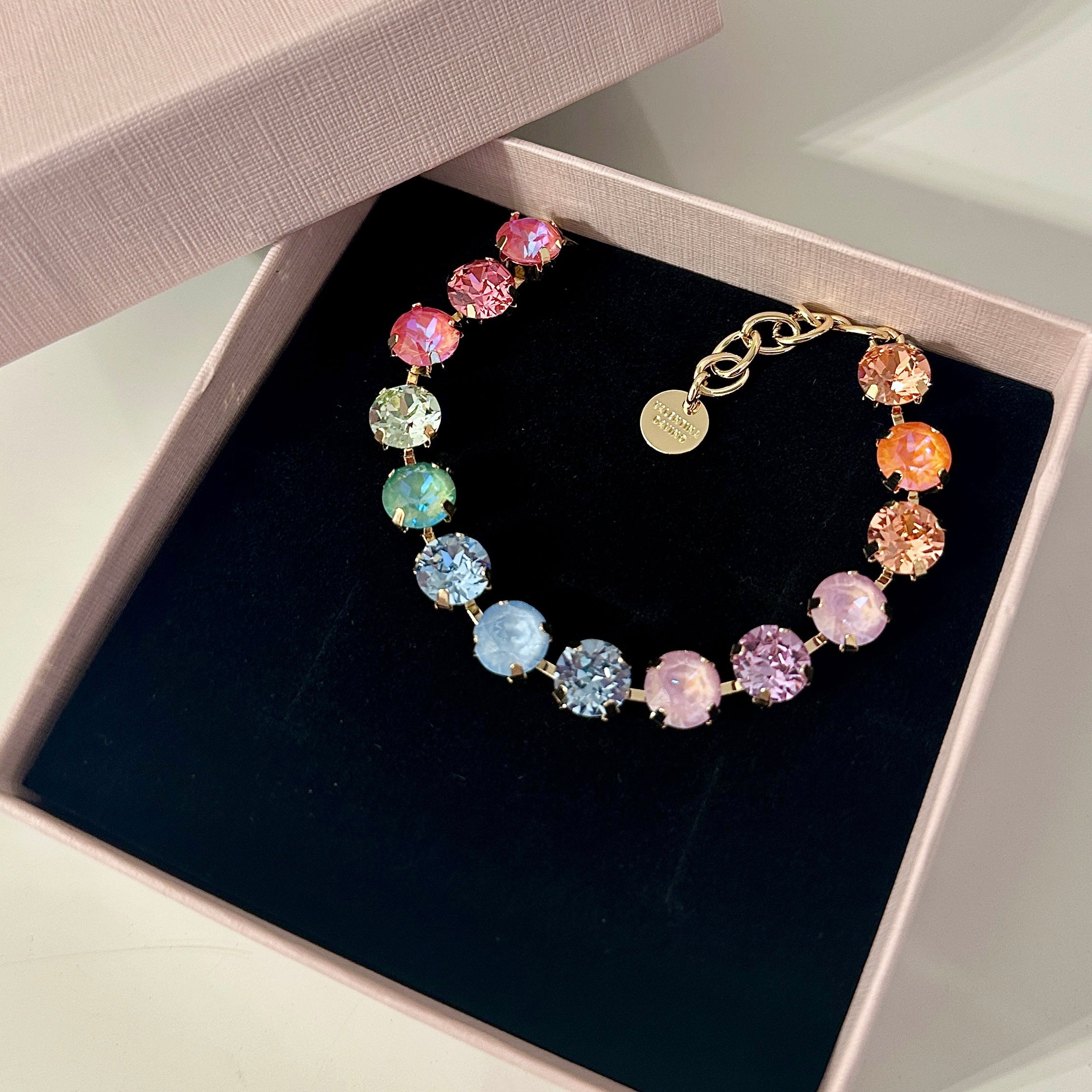 Packaging rosa per bracciale armocromia stagione primavera con rifinitura oro