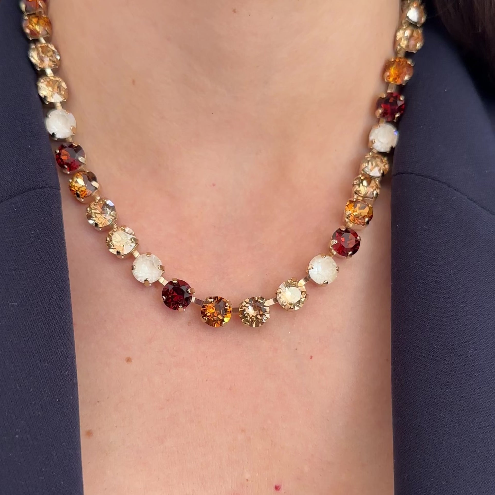 video collana autunno armocromia indossata con dettagli dei cristalli 