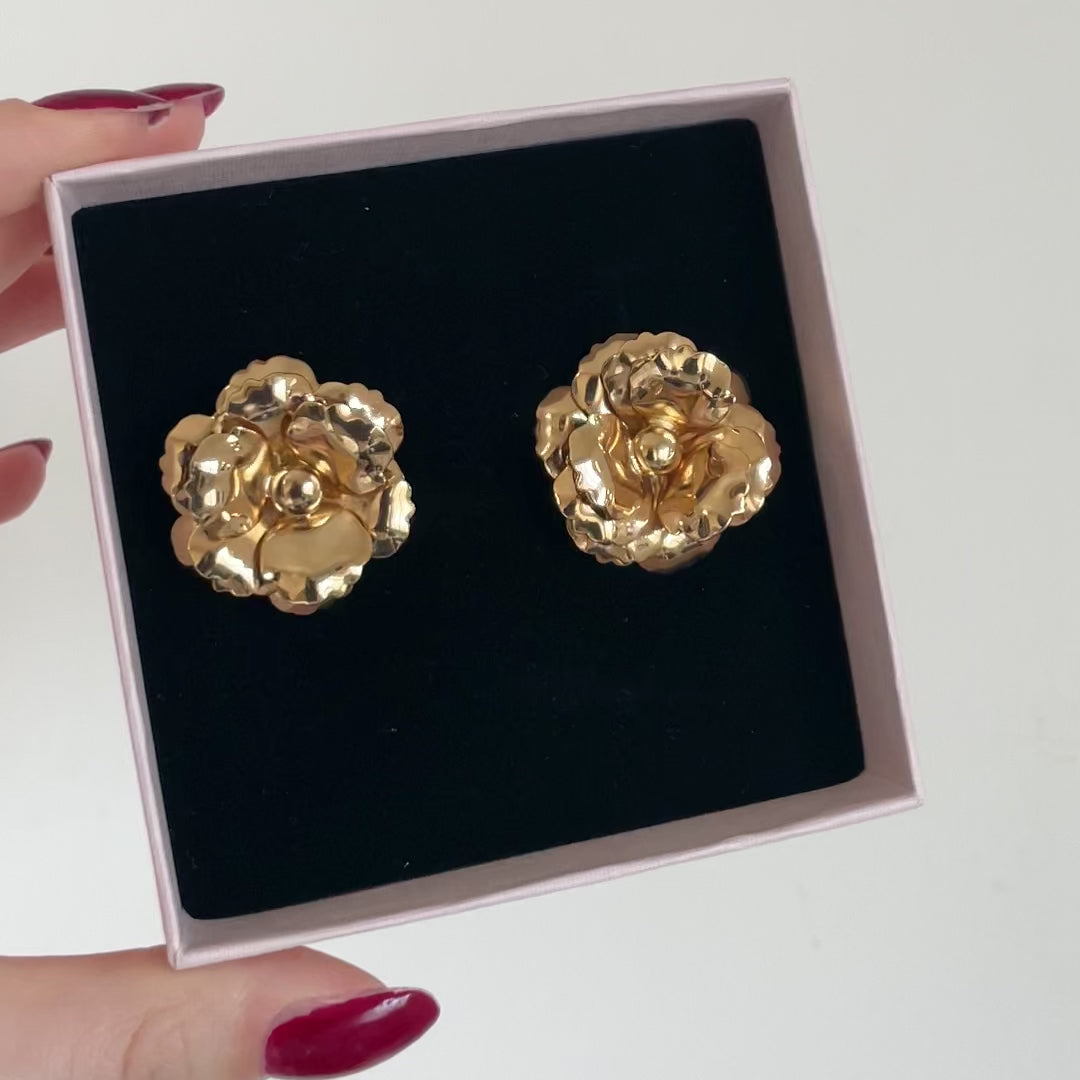 orecchini a forma di camelia in versione oro