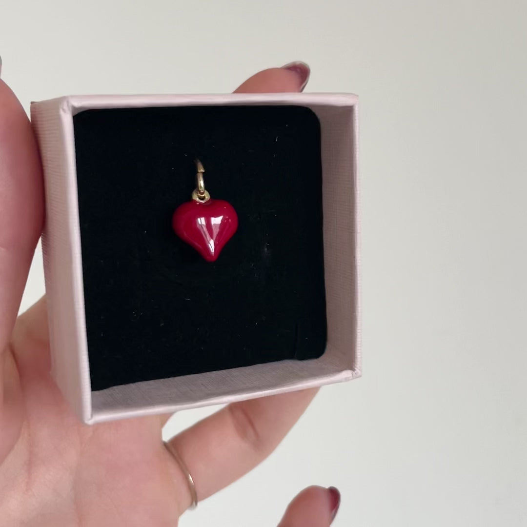 ciondolo a forma di cuore placcato rosso con gancio in oro