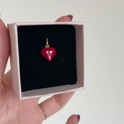 ciondolo a forma di cuore placcato rosso con gancio in oro