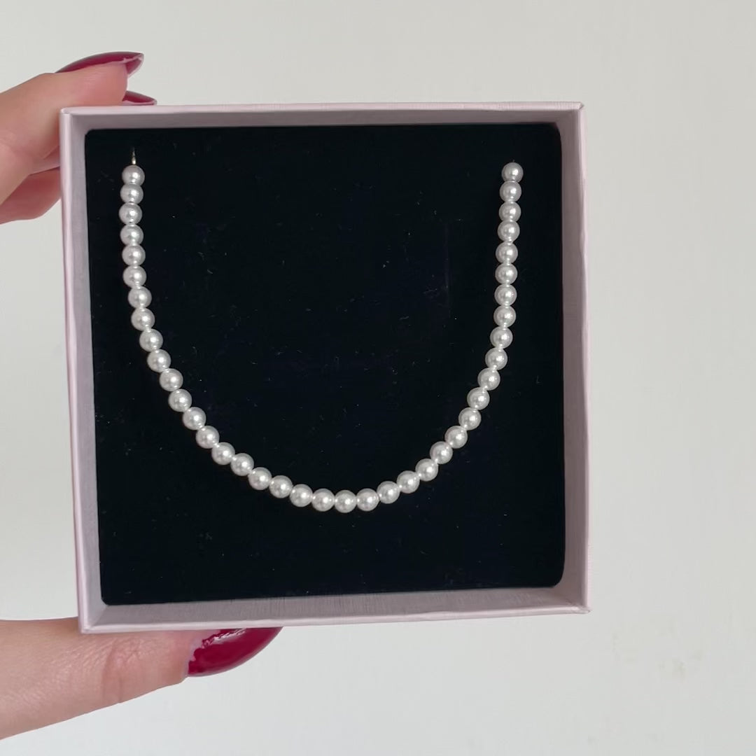 bracciale di perle piccole e rotonde bianche con rifiniture in oro 