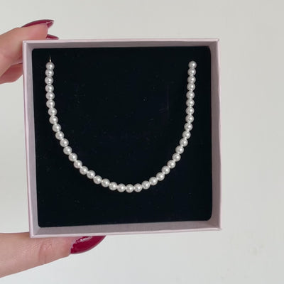 bracciale di perle piccole e rotonde bianche con rifiniture in oro 