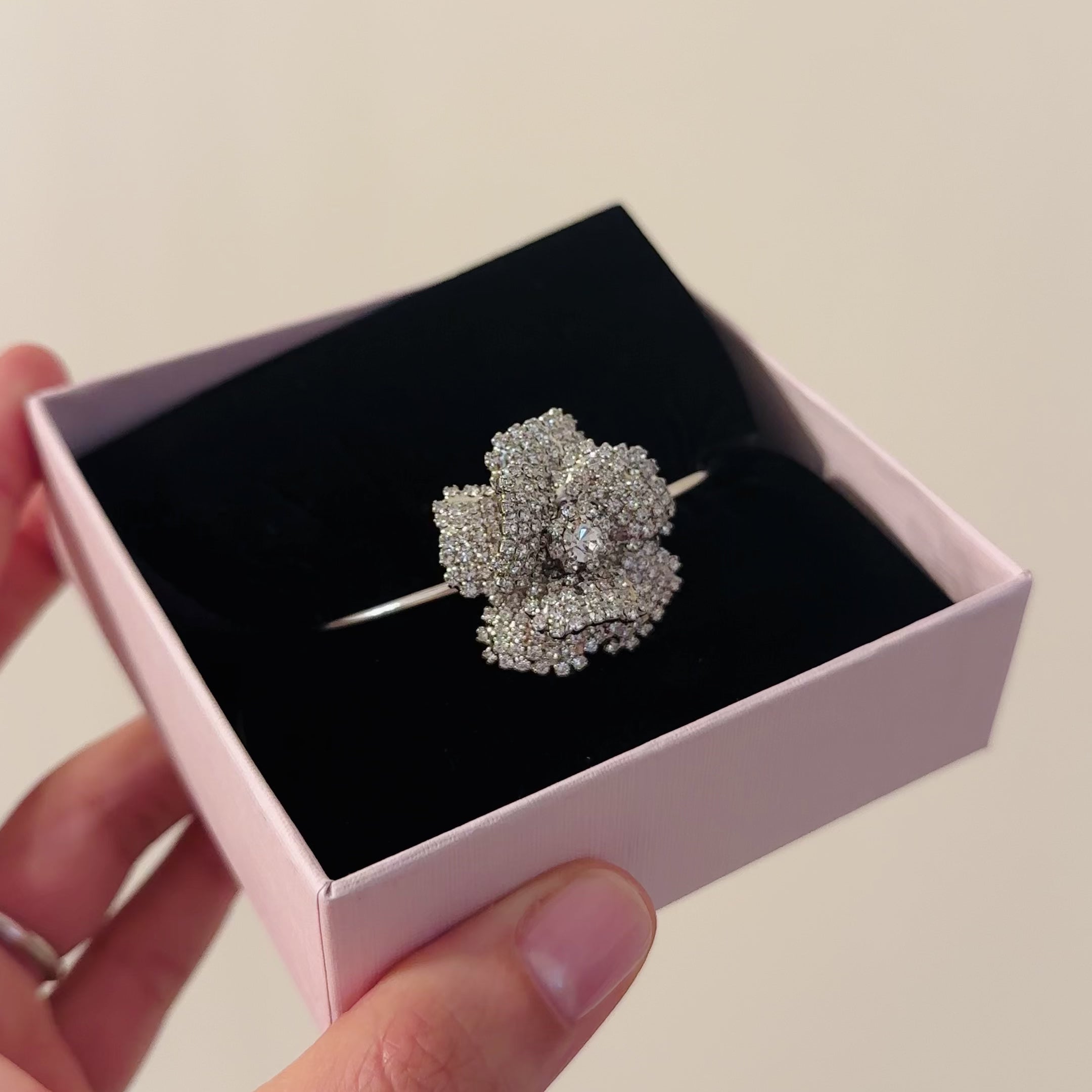 video packaging bracciale camelia argento 