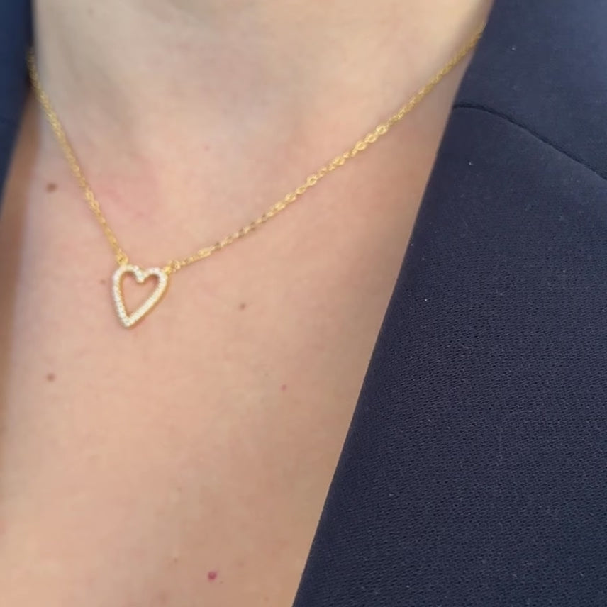collana con sagoma cuore indossata versione oro e zirconi 