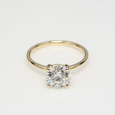 anello con zircone rotondo solitario su montatura dorata in argento 925