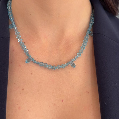 video collana celeste con perline indossata 