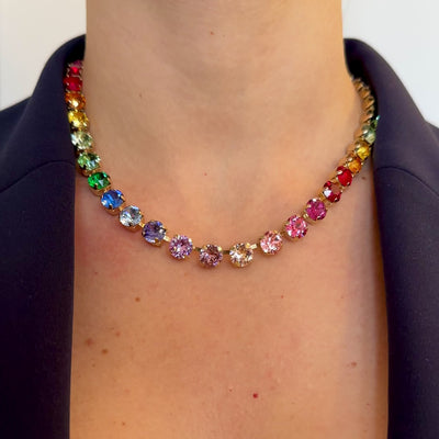 collana arcobaleno indossata elegante e luminosa