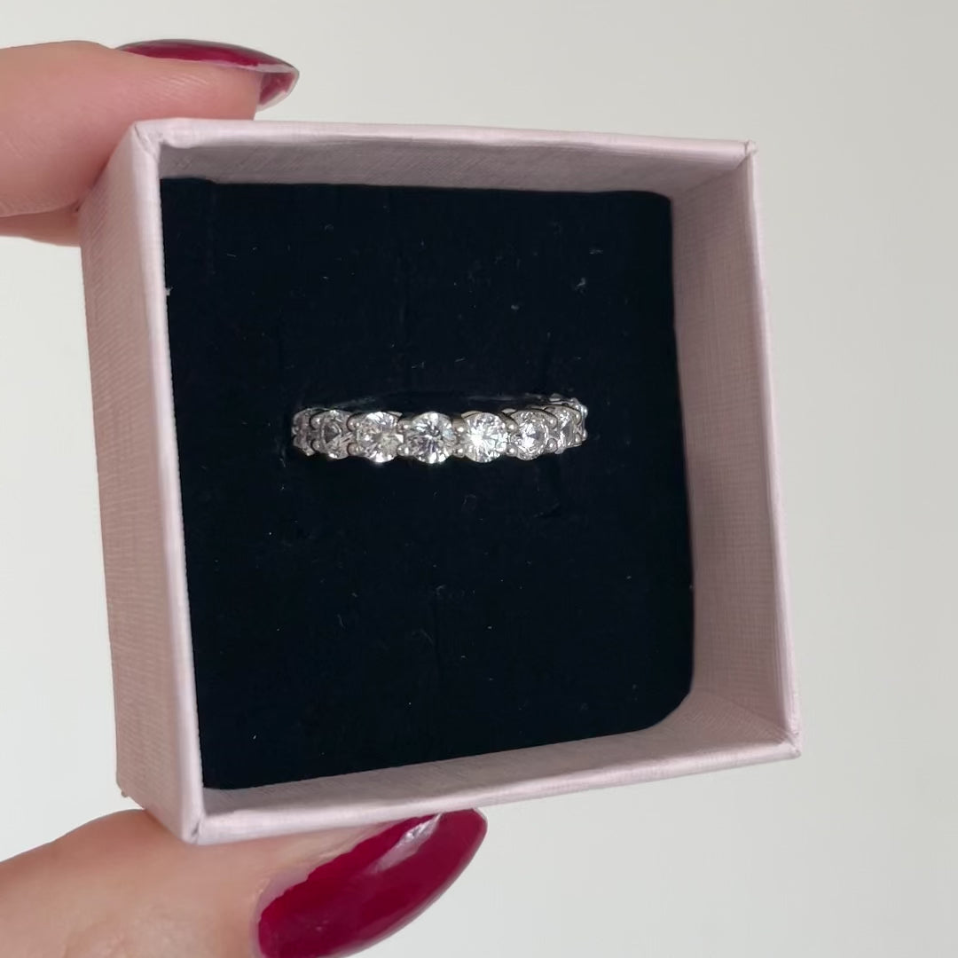 anello ceretta in argento con pietre luminose ed eleganti