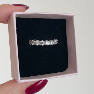 anello ceretta in argento con pietre luminose ed eleganti