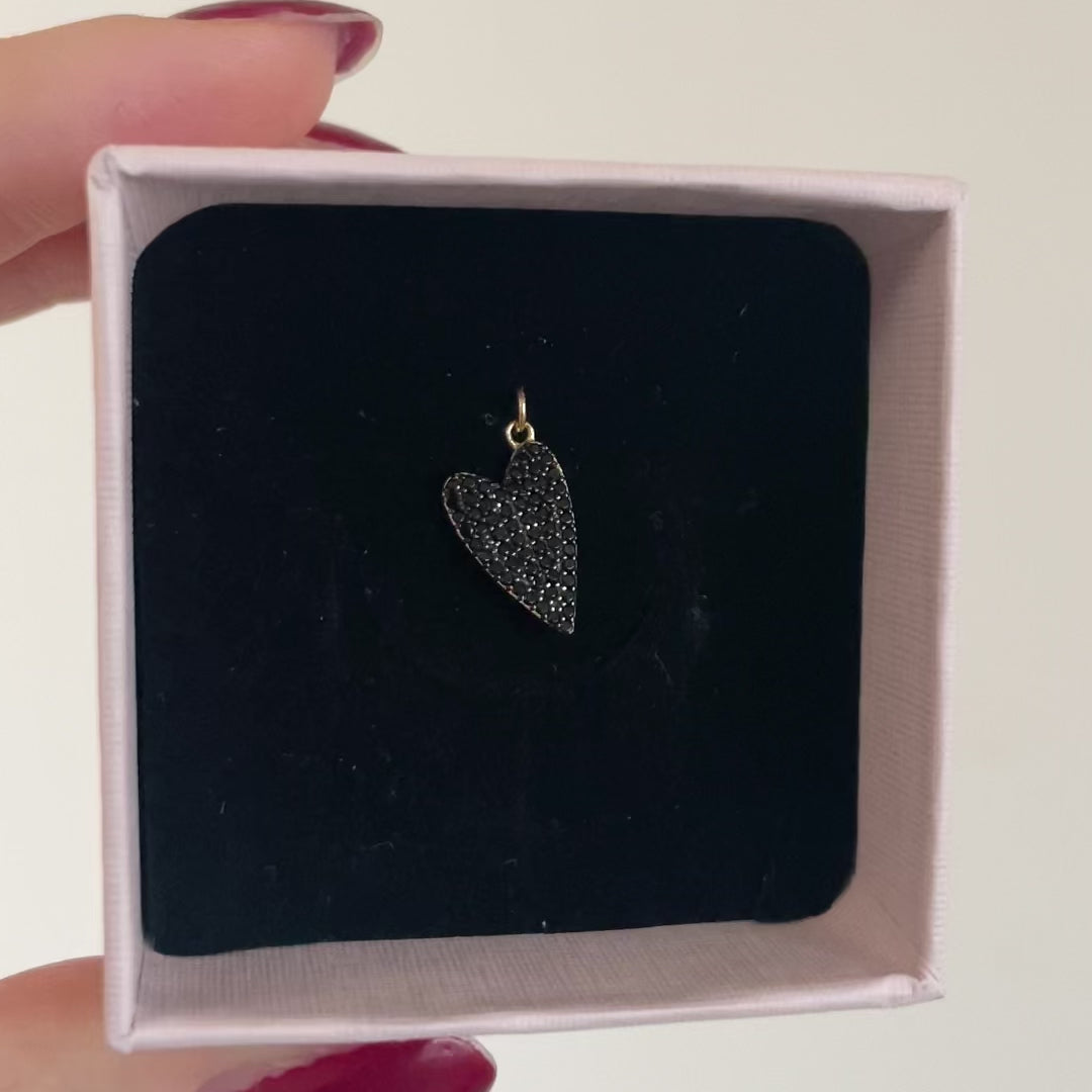 ciondolo a forma di cuore con pavé di zirconi neri e rifiniture oro