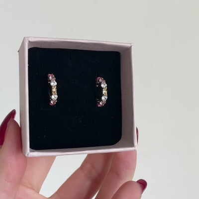 orecchini piccoli a cerchio con rifiniture oro e zirconi di gradazioni di rosa e argento 