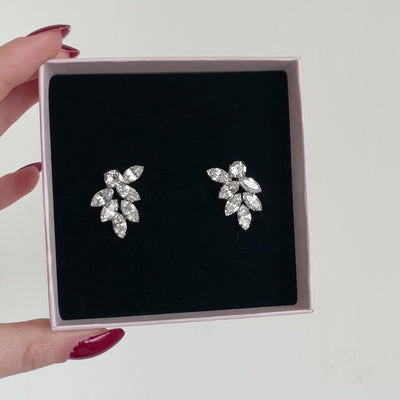 orecchini a lobo con foglie di cristalli che formano una composizione