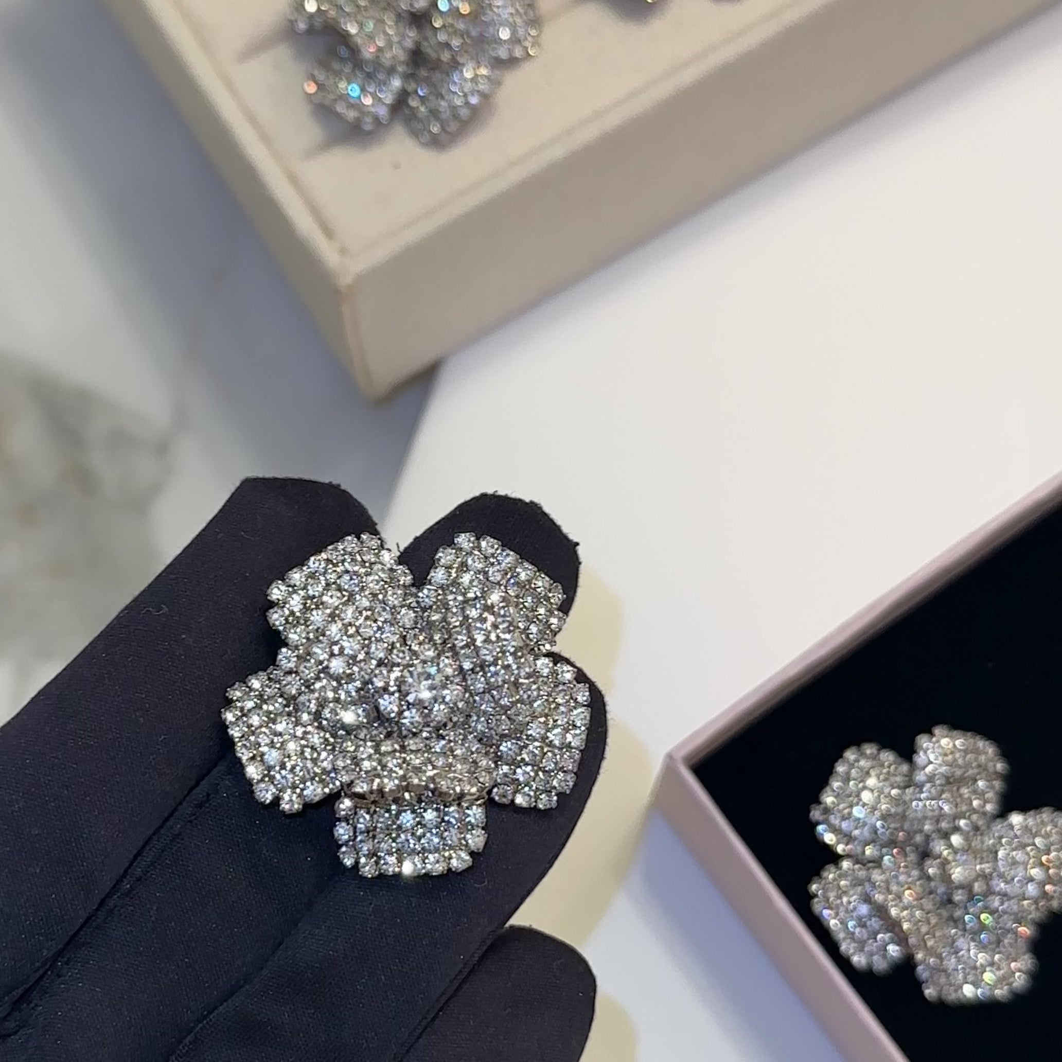 dettagli orecchini camelia