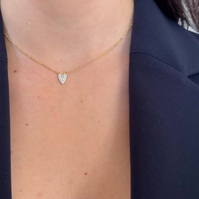 collana con cuore piccolo in zirconi argento e dettagli oro indossata