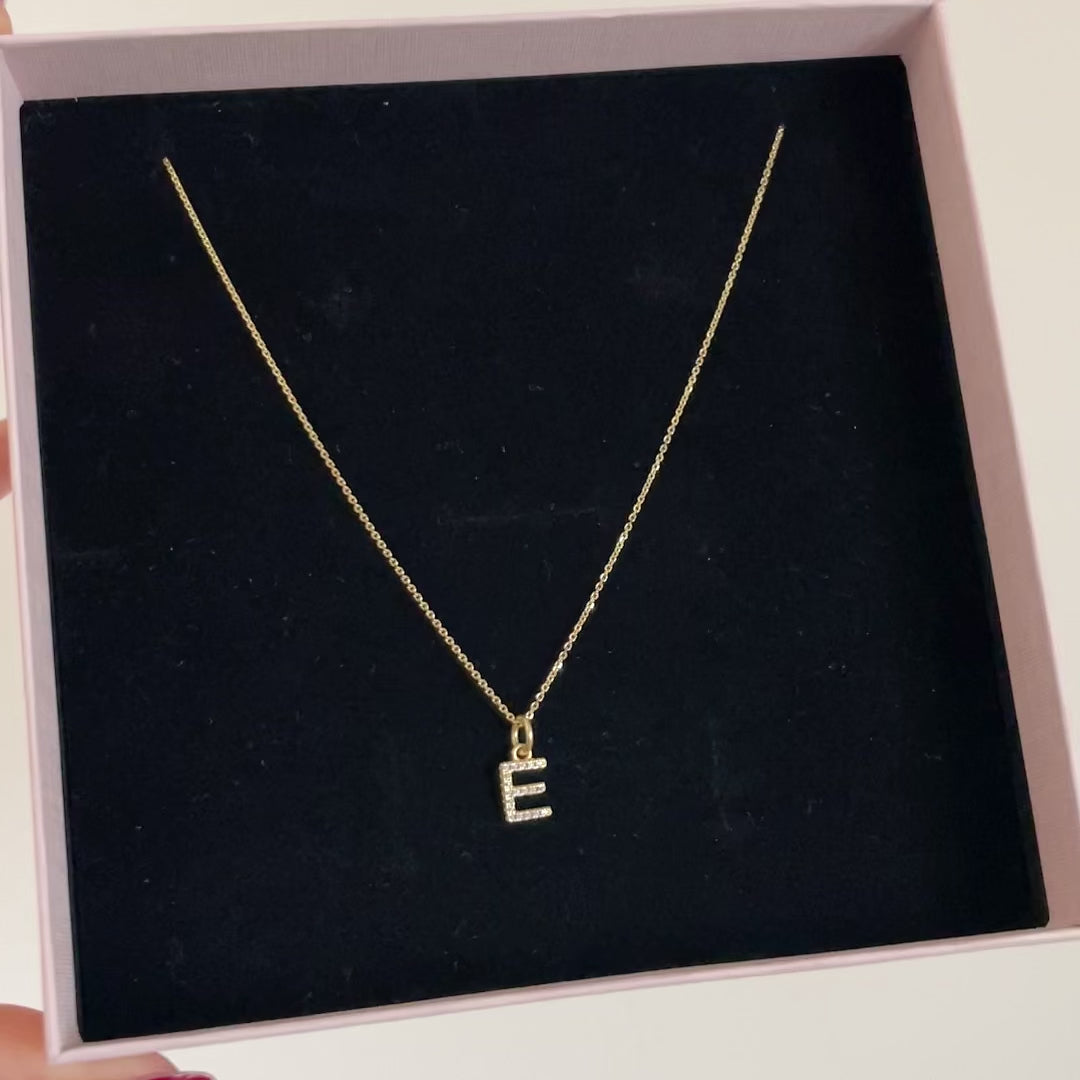 collana con ciondolo lettera iniziale del nome in zirconi luminosi e rifiniture oro 