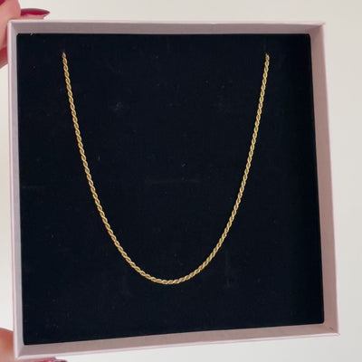 collana in maglia fine e sottile intrecciata 